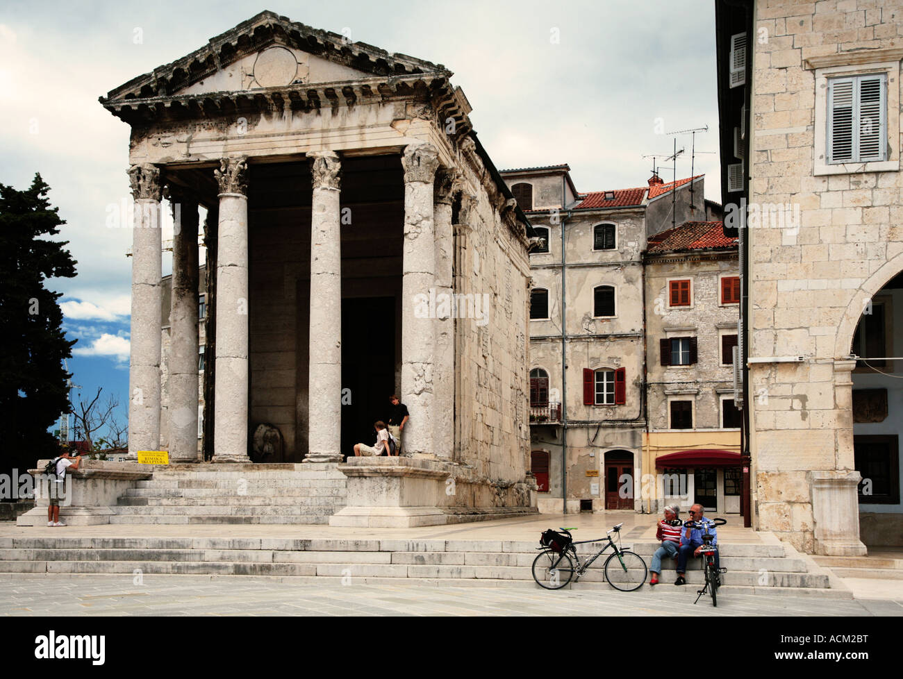 Touristen vor dem Forum Romanum in Pula Istrien Kroatien Stockfoto