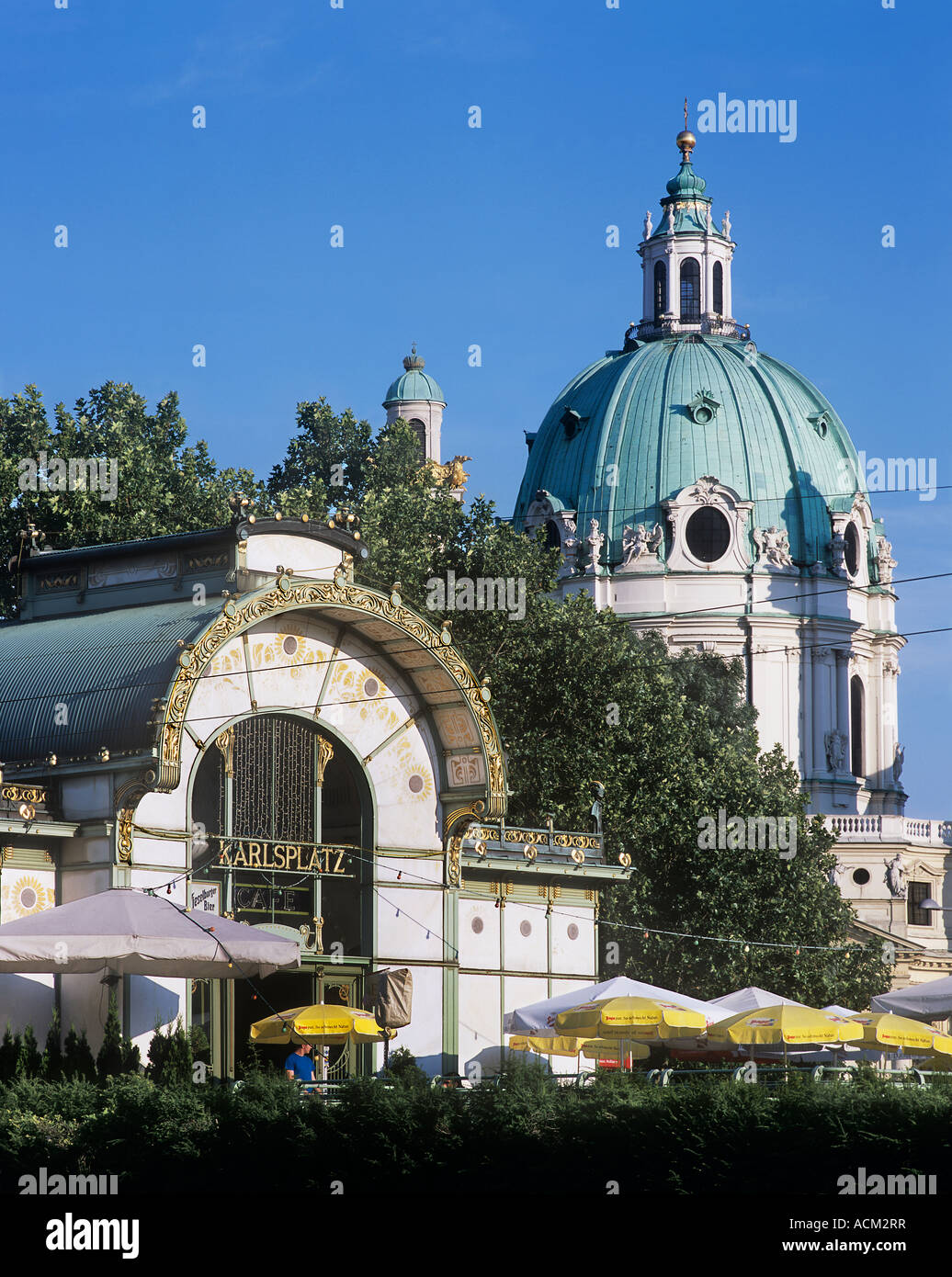 Der Jugendstil Karlsplatz Station, Wien (1899-1900 von Otto Wagner entworfen) und die Kuppel der barocken Karlskirche. Stockfoto