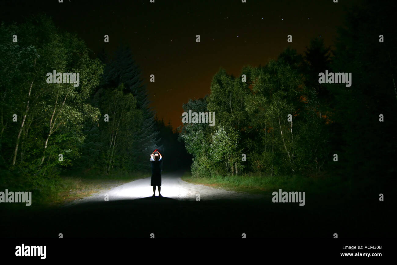 Mann steht auf einer Straße Stockfoto