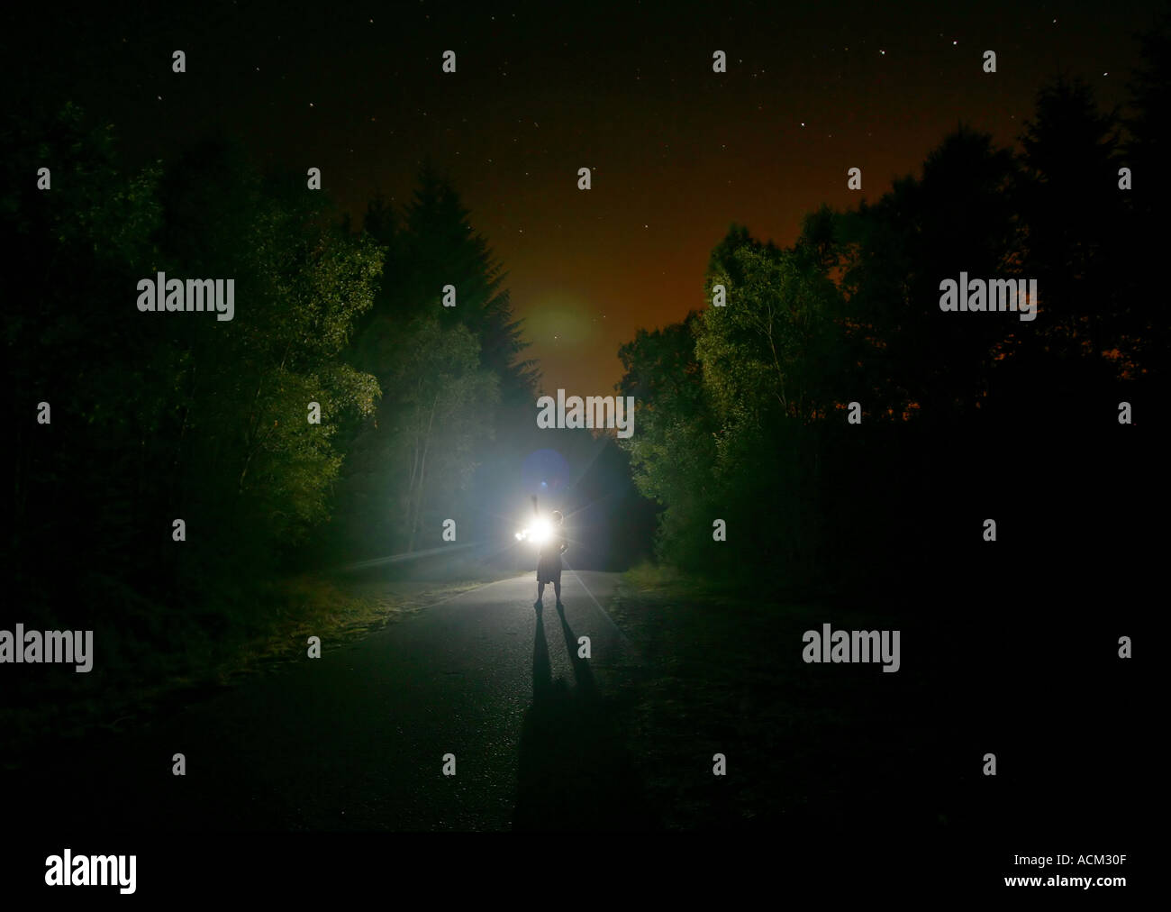 Mann steht auf einer Straße Stockfoto