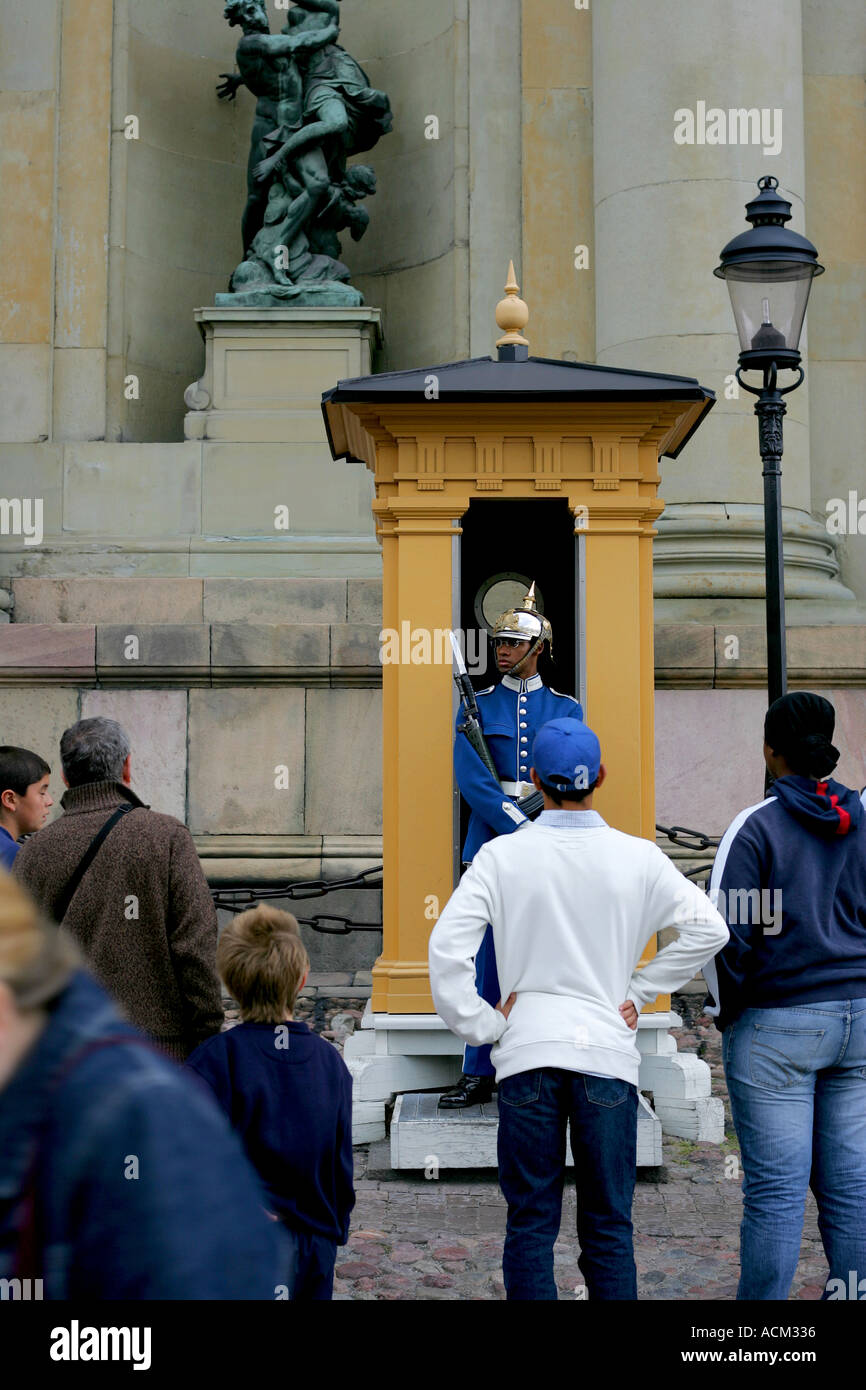 Schutz vor schwedischen königlichen Palast mit Publikum Stockfoto