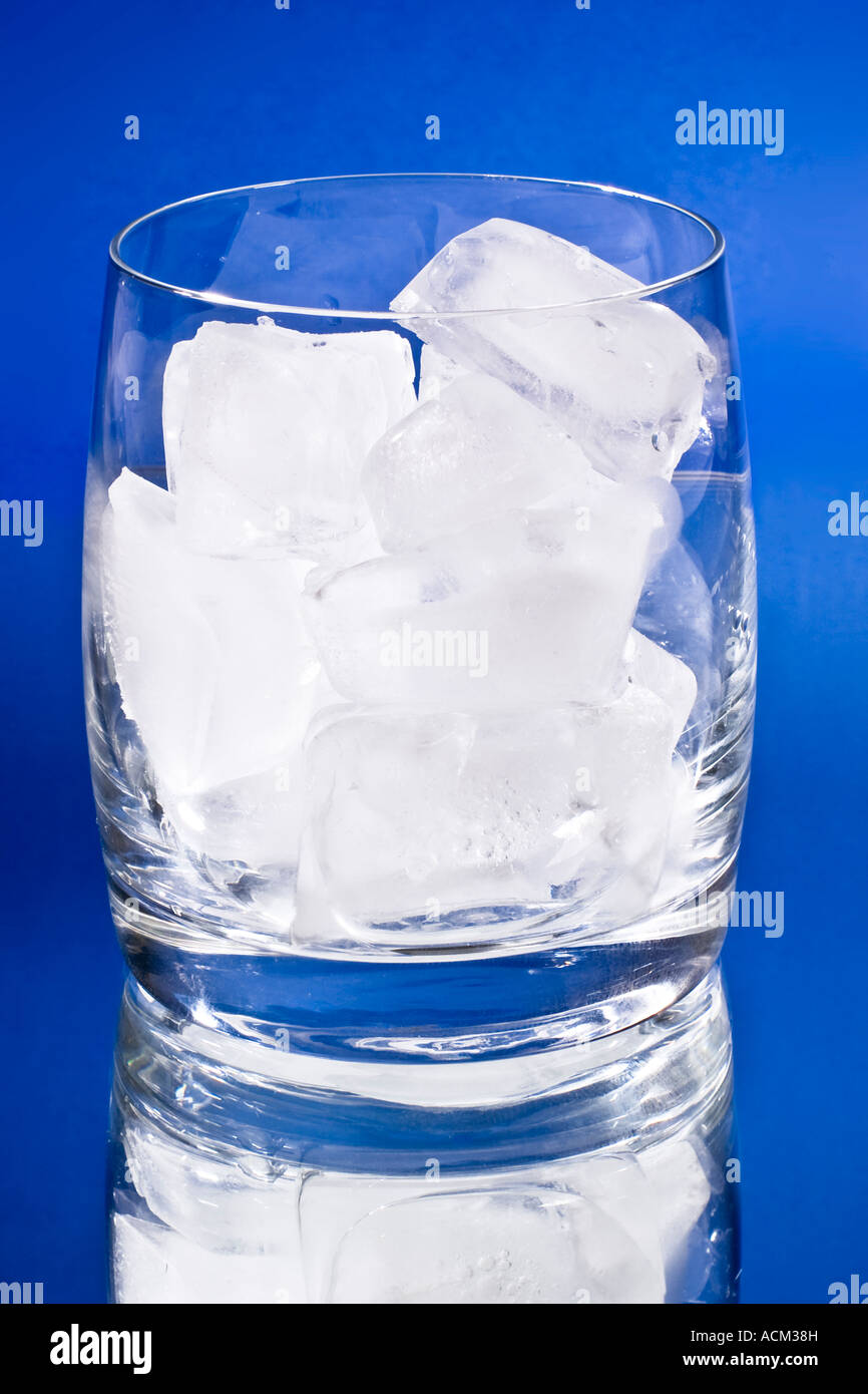 Trinkglas mit Mineralwasser und Eiswürfeln auf einem Spiegel Stockfoto