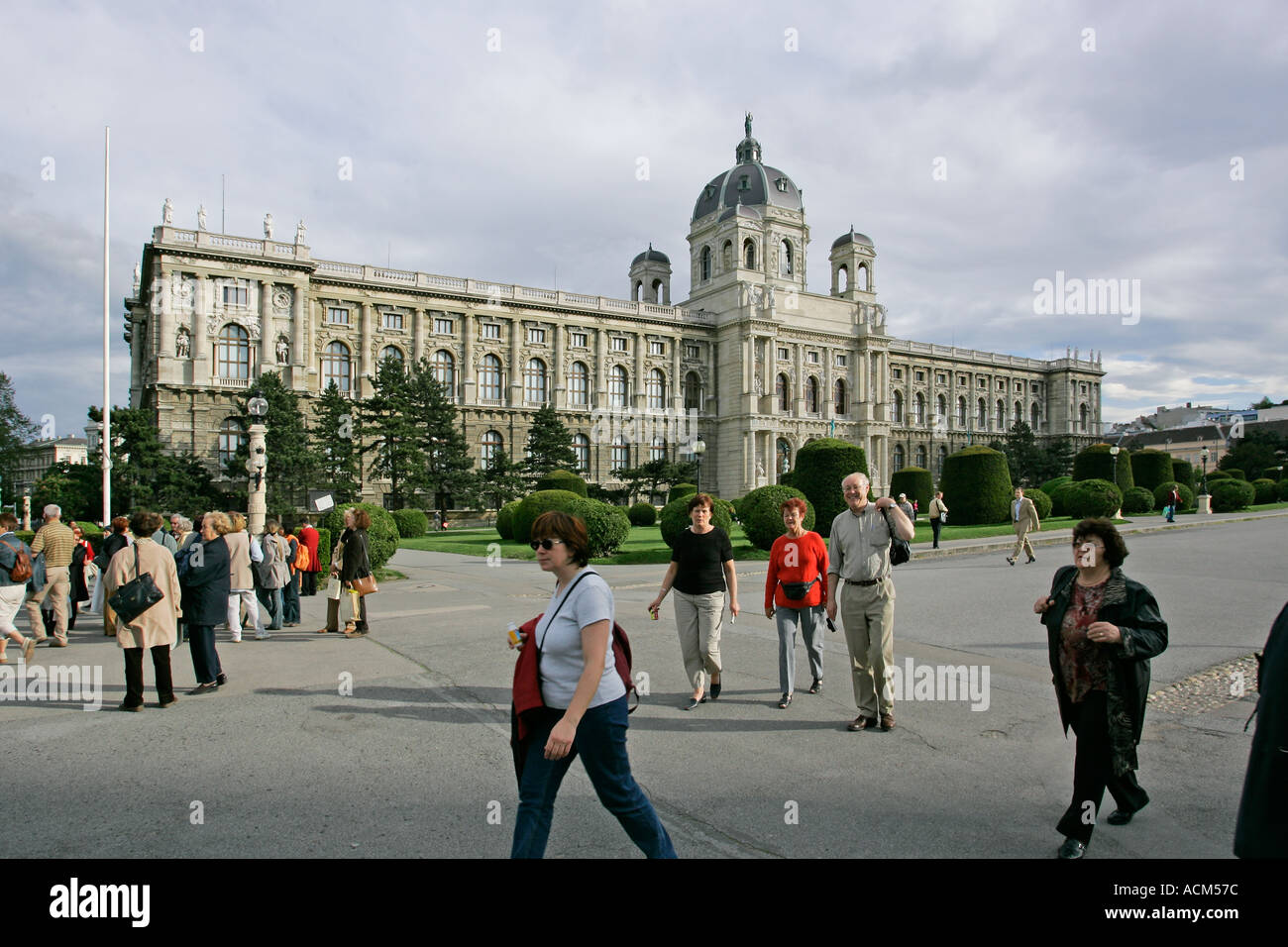 Touristen vor dem Museum für historische Kunst in Wien Stockfoto