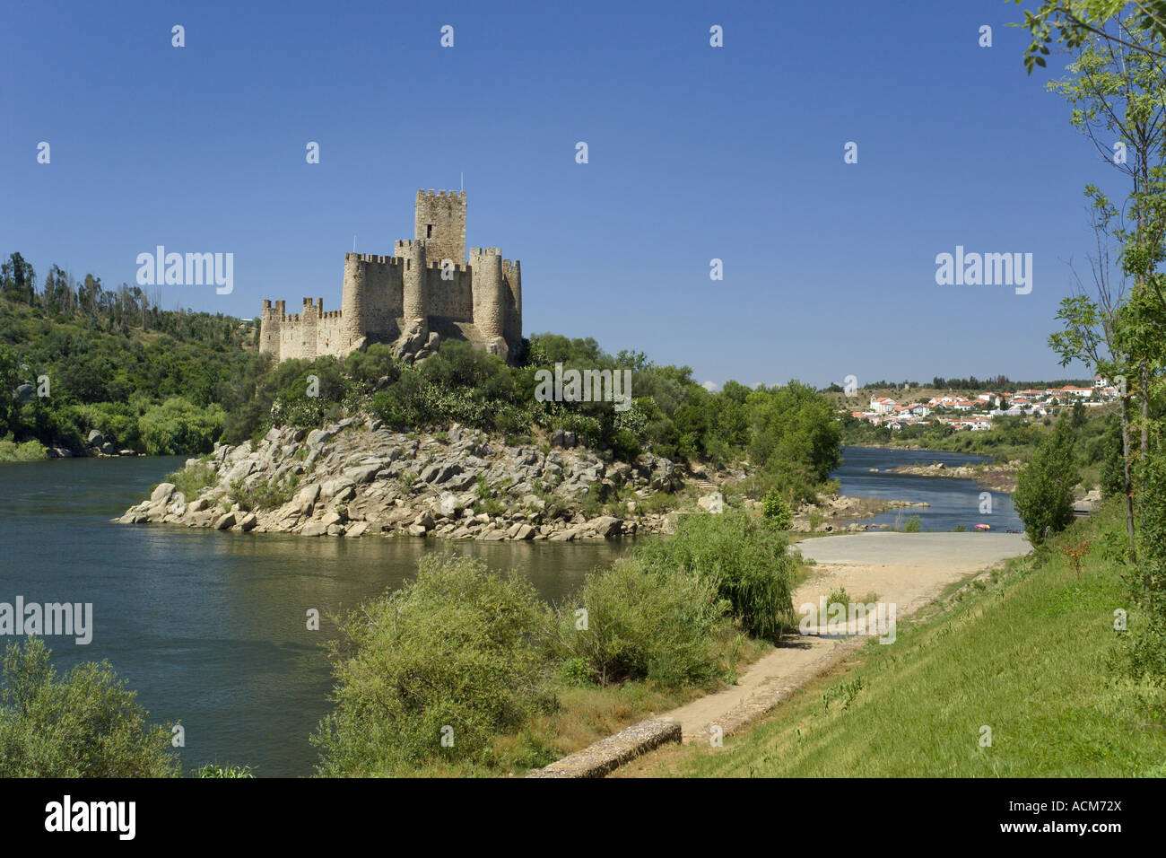 Portugal, Ribatejo, Almourol, 12. Jahrhundert Fort am Fluss Tejo mit Tancos Dorf im Hintergrund Stockfoto