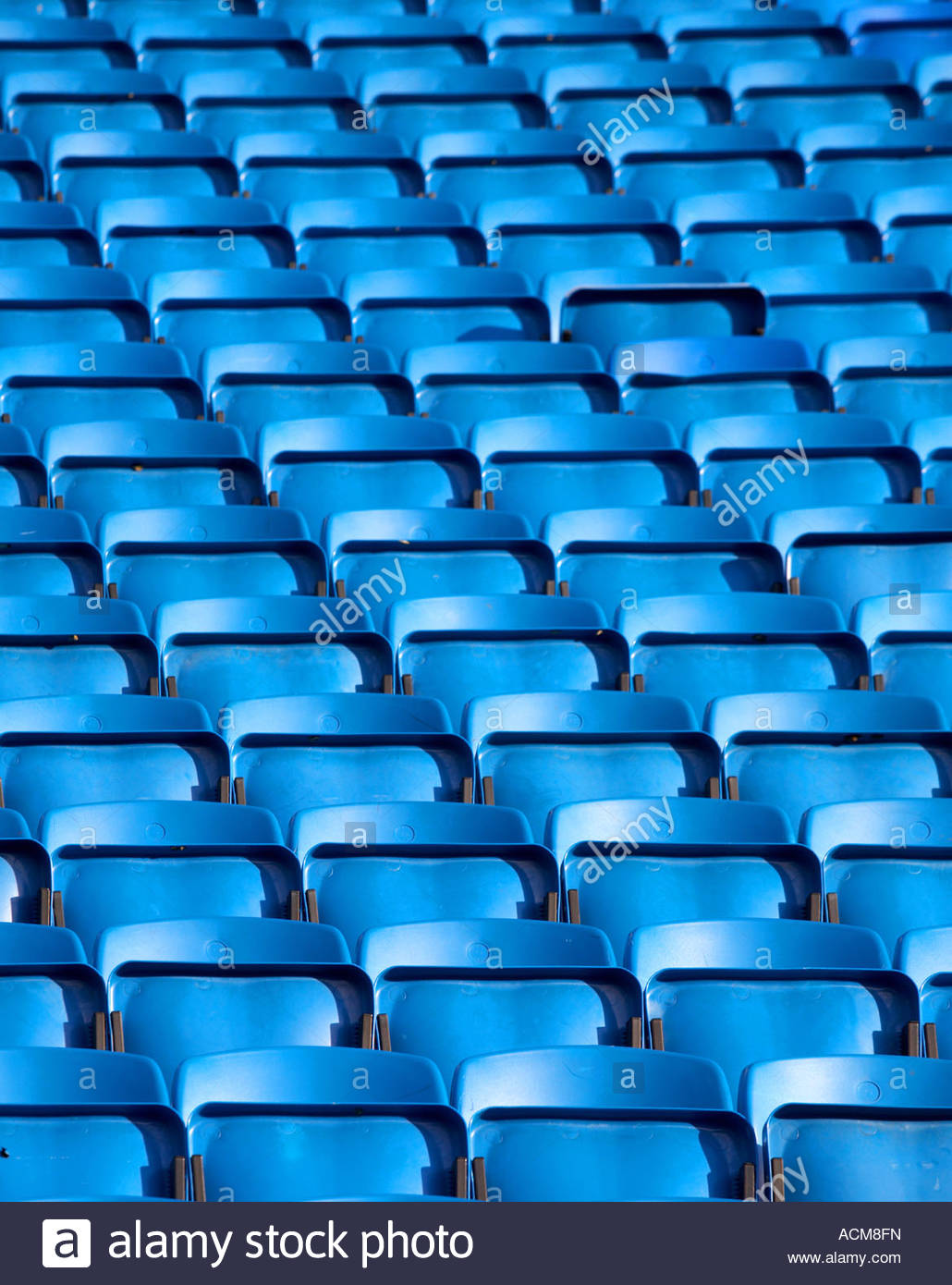 Sitzreihen blau Kunststoff Stockfoto
