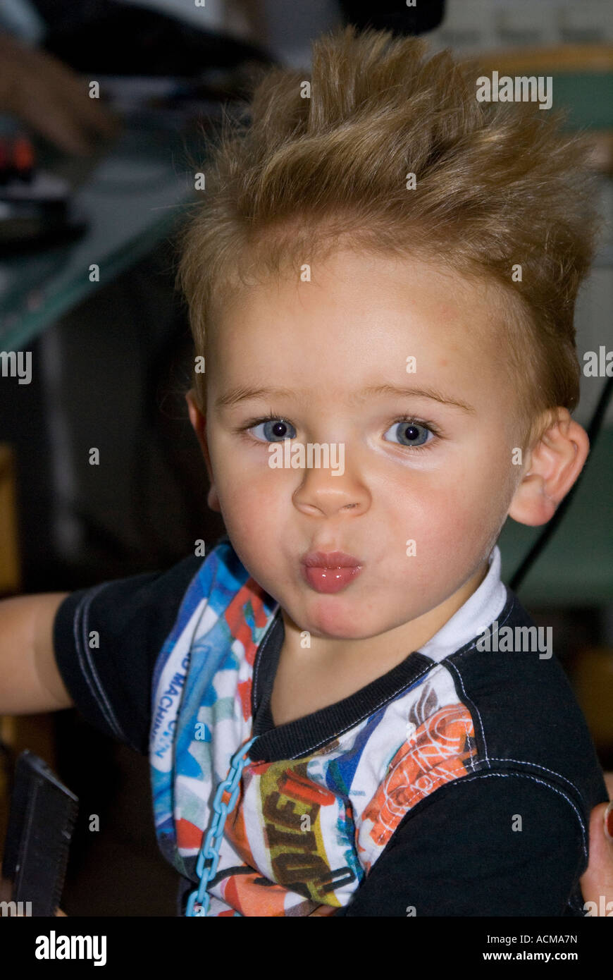 Kleines Blondes Baby Beim Friseur Stockfotografie Alamy