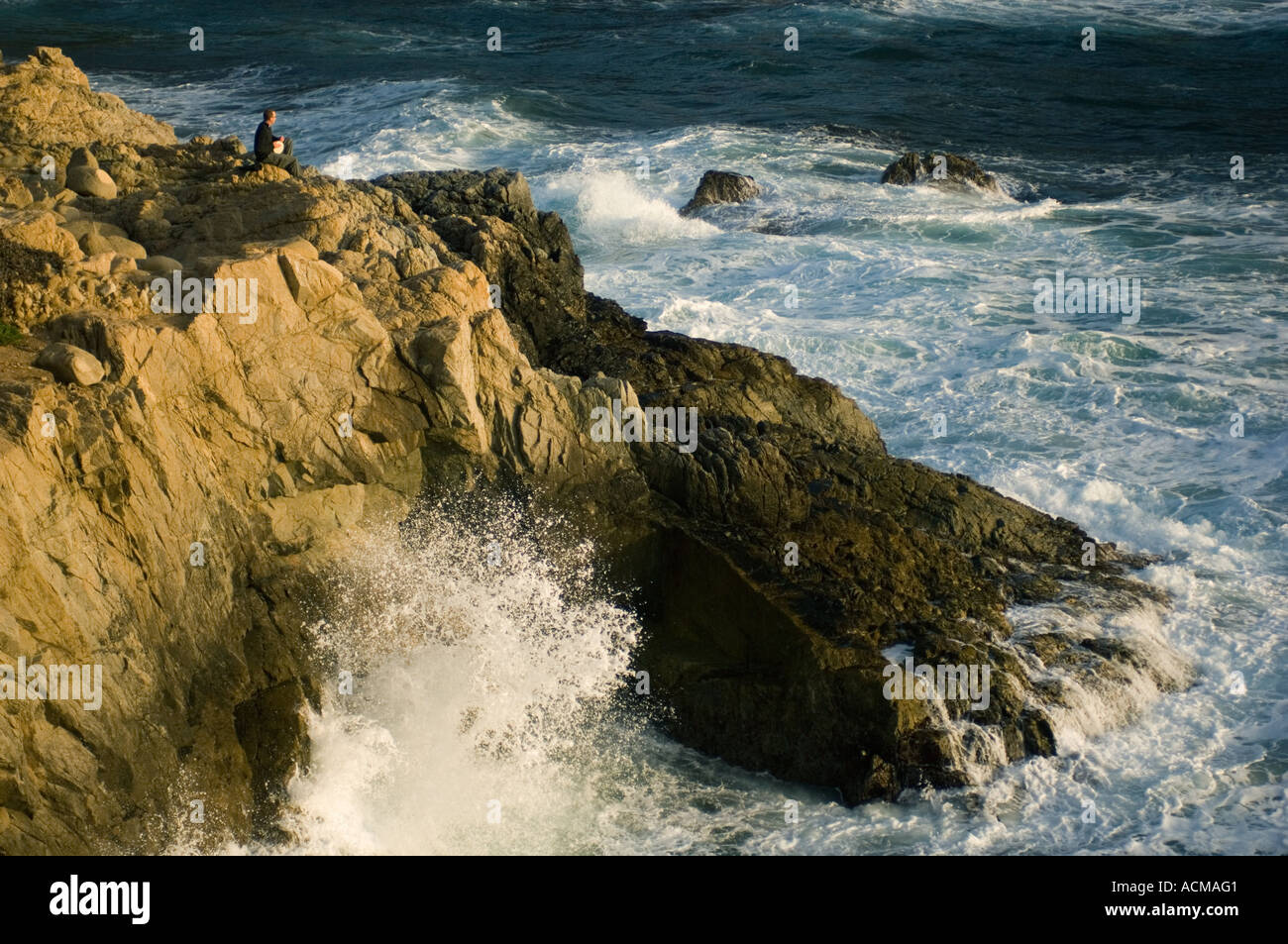 USA, California, Big Sur Küste Mann spielt Schlagzeug in Konzert mit Surf auf Felsen Stockfoto