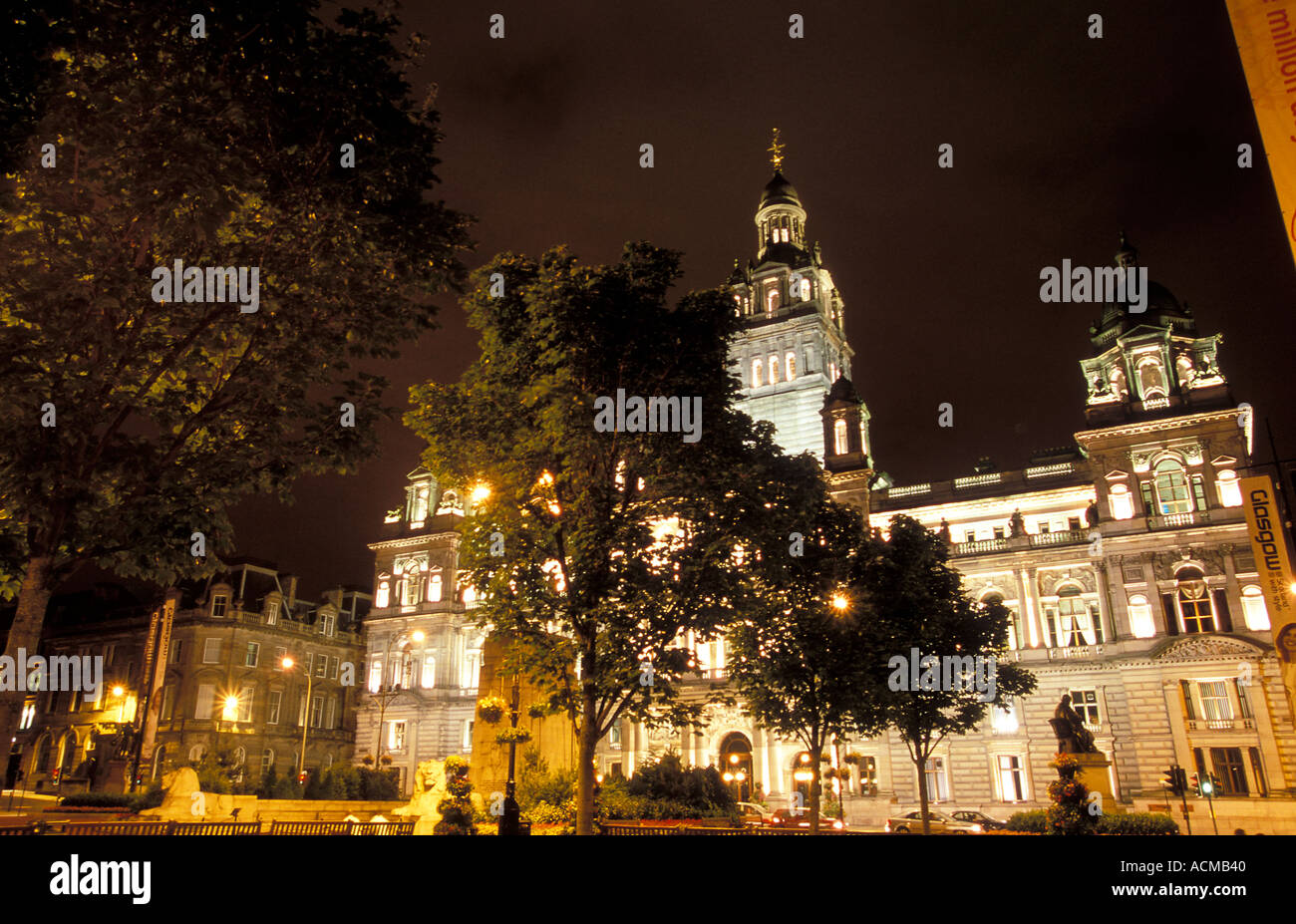 Schottland Glasgow Glasgow s Rathaus George Square bei Nacht Stockfoto
