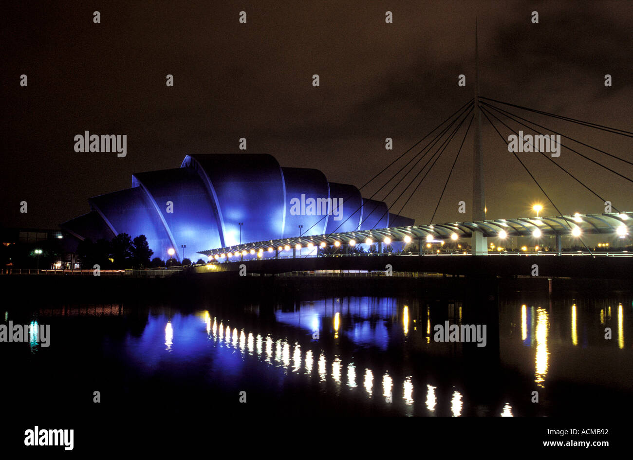 Schottland Glasgow The Clyde Auditorium in der Nacht, bekannt als das Gürteltier durch die Ausstellung und Konferenz-Center von Sir Norman Foster entworfen Stockfoto
