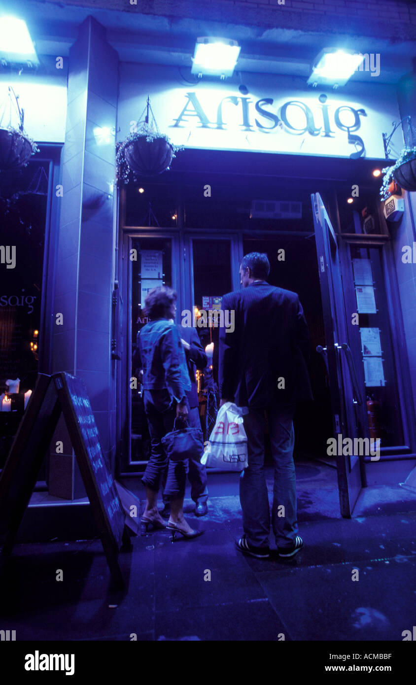 Schottland Glasgow Menschen stehen außerhalb der Arisaig ein trendiges Restaurant mit modernen schottischen Küche Stockfoto
