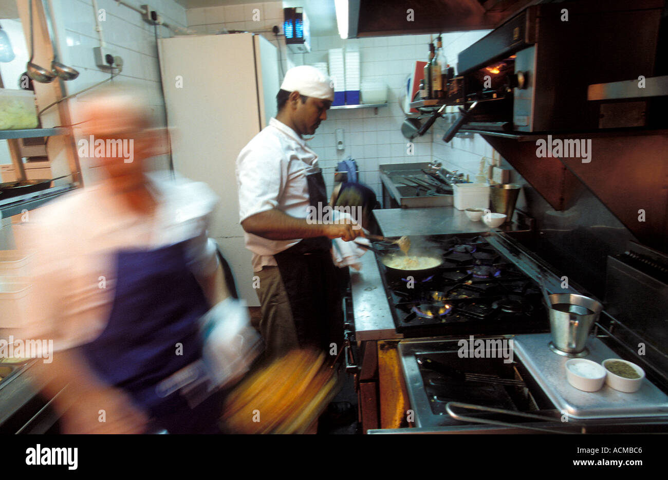 Schottland Glasgow Köchen bei der Arbeit in der Küche die Arisaig eines trendigen Restaurants mit modernen schottischen Küche Stockfoto