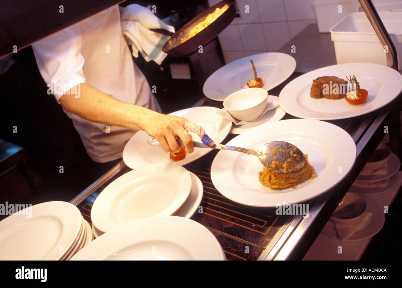 Schottland Glasgow Köchen bei der Arbeit in der Küche die Arisaig eines trendigen Restaurants mit modernen schottischen Küche Stockfoto