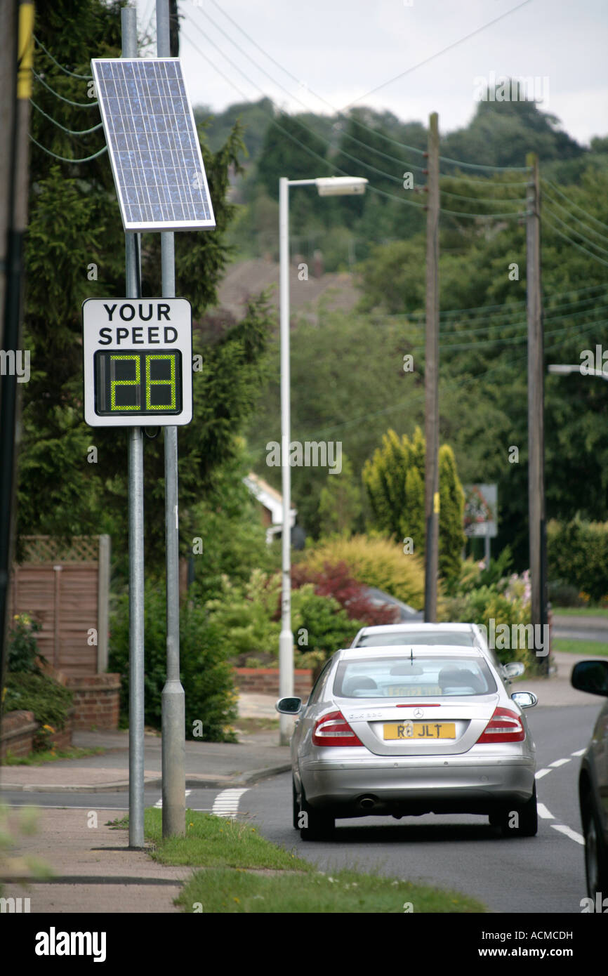 Neue solar powered Zeichen erzählen Fahrer genau wie schnell sie gehen, England UK Stockfoto