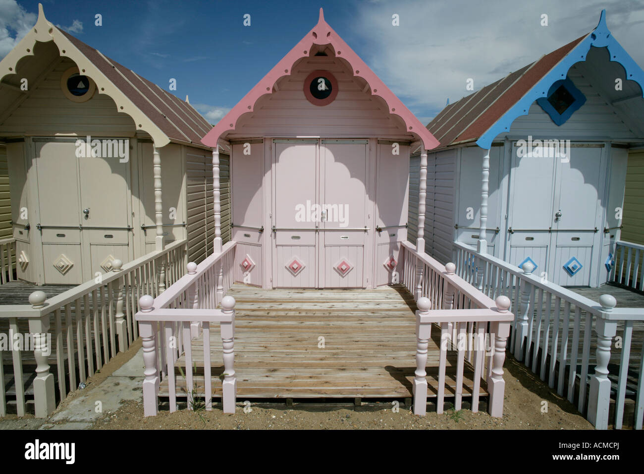 Reihe von neu errichteten Strand Hütten, Mersea Island, Essex, England, UK Stockfoto