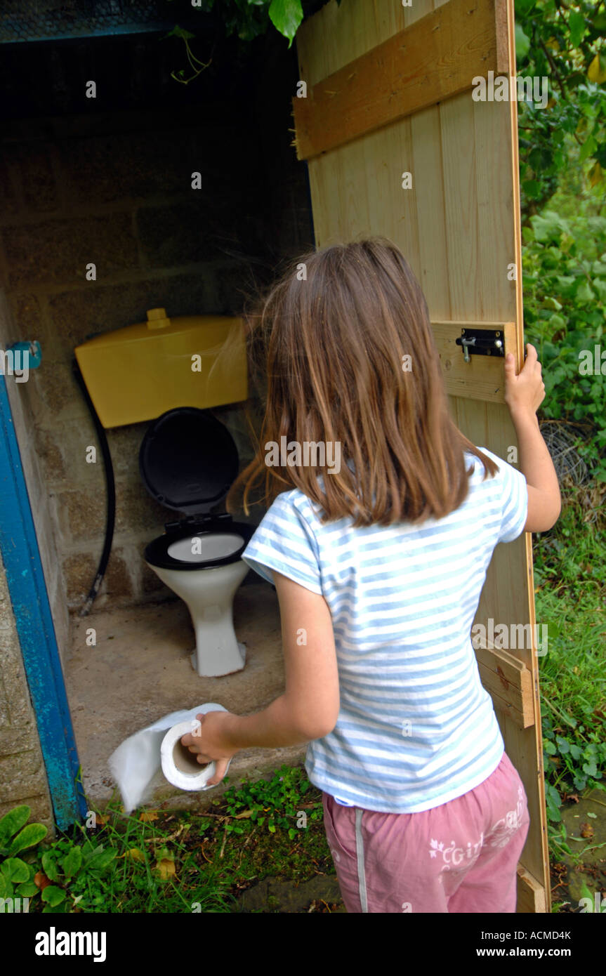 WC, Außentoilette, Mädchen mit einem Outdoor-Toilette Stockfoto