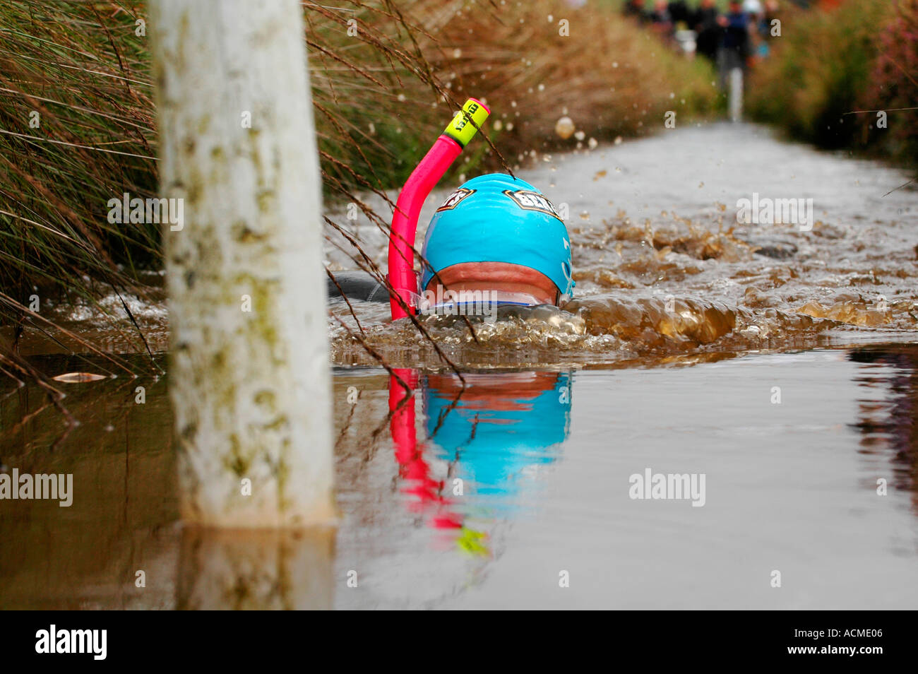 Wettbewerber in den jährlichen Bog Schnorcheln Weltmeisterschaften Llanwrtyd Wells Powys Wales UK GB Stockfoto