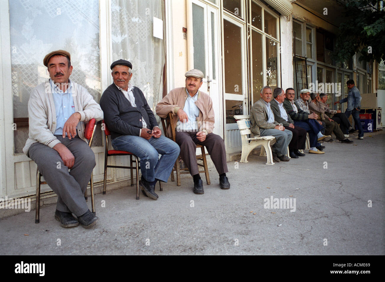 Ältere Männer sitzen am Straßenrand in einem abgelegenen Dorf in Süd-West-Türkei. Stockfoto
