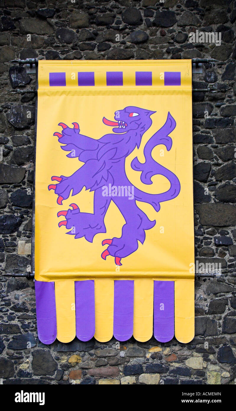 Wimpel mit Löwen Motiv einen Wimpel über das Torhaus am Carrickfergus Castle Stockfoto