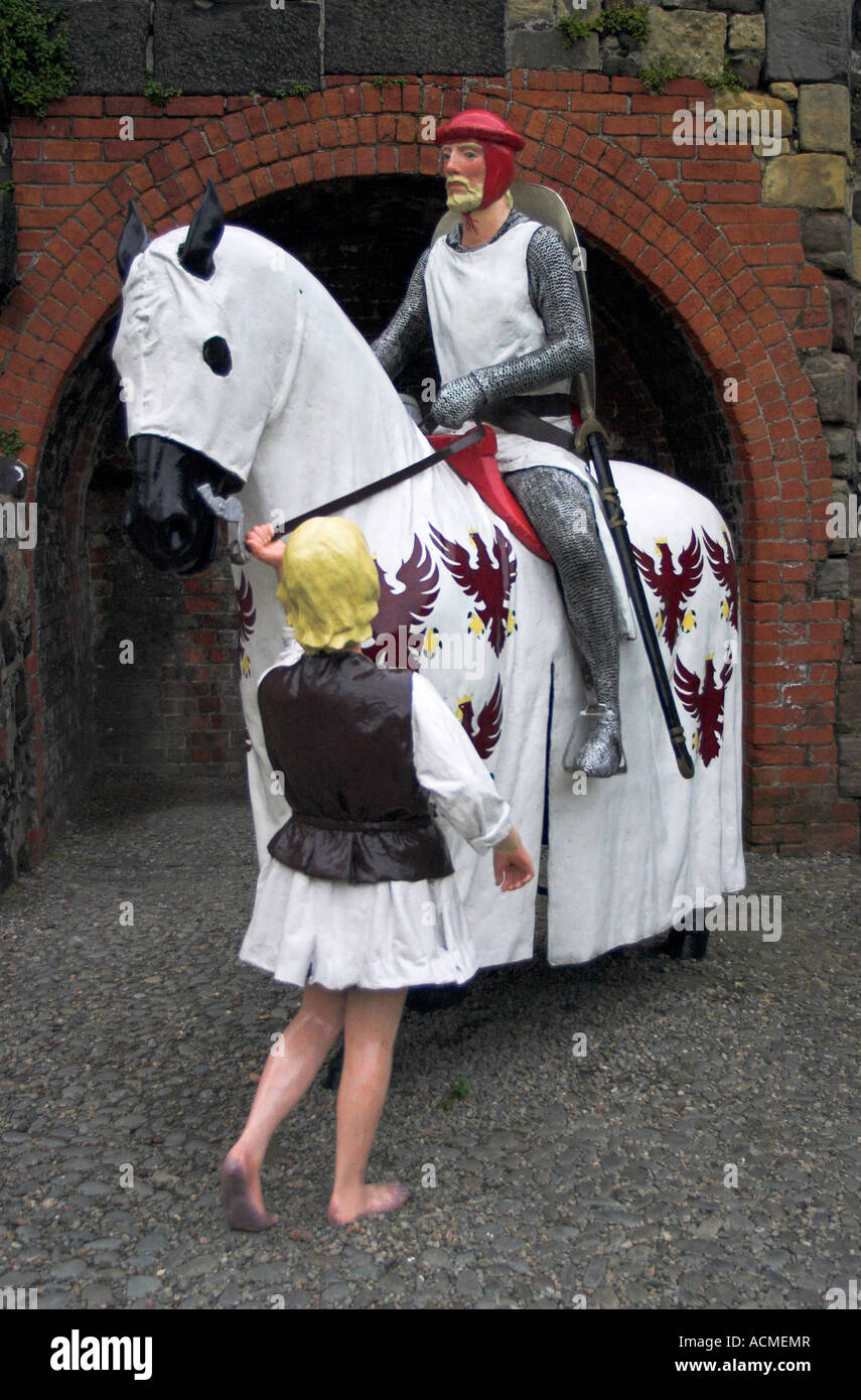 Ein Modell eines Ritters auf dem Pferd mit seinen Leibeigenen befindet sich im inneren Hof von Carrickfergus Castle Stockfoto