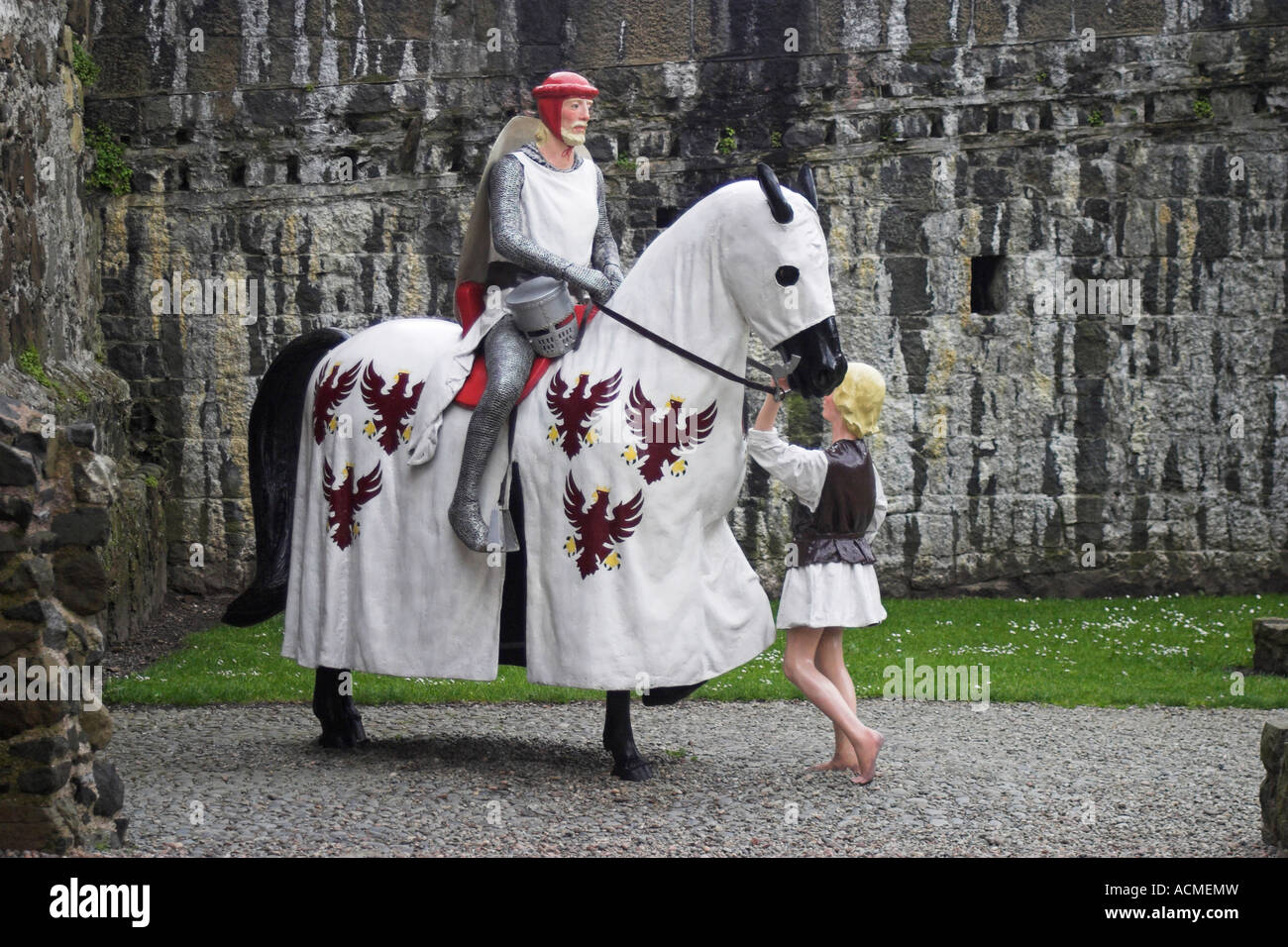 Ein Modell eines Ritters auf dem Pferd mit seinen Leibeigenen befindet sich im inneren Hof von Carrickfergus Castle Stockfoto