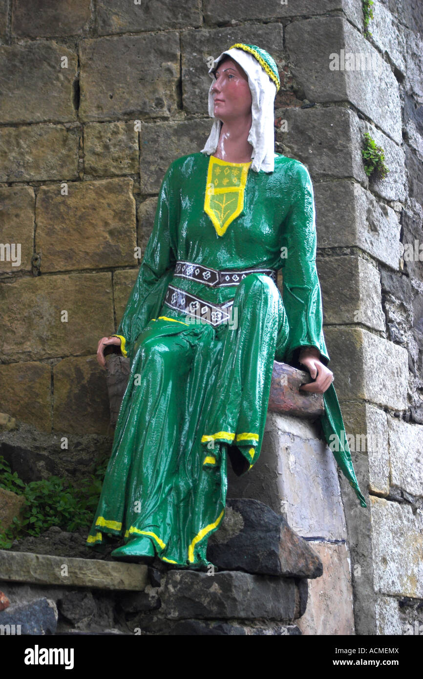 Ein Modell der Prinzessin Affreca Modell sitzt auf einem Fensterplatz im inneren Hof von Carrickfergus Castle Stockfoto