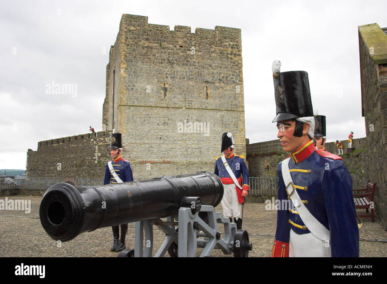 Anfang des 19. Jahrhunderts Kanonen und Artillerie Männer befindet sich auf der großen Batterie Carrickfergus Castle Stockfoto