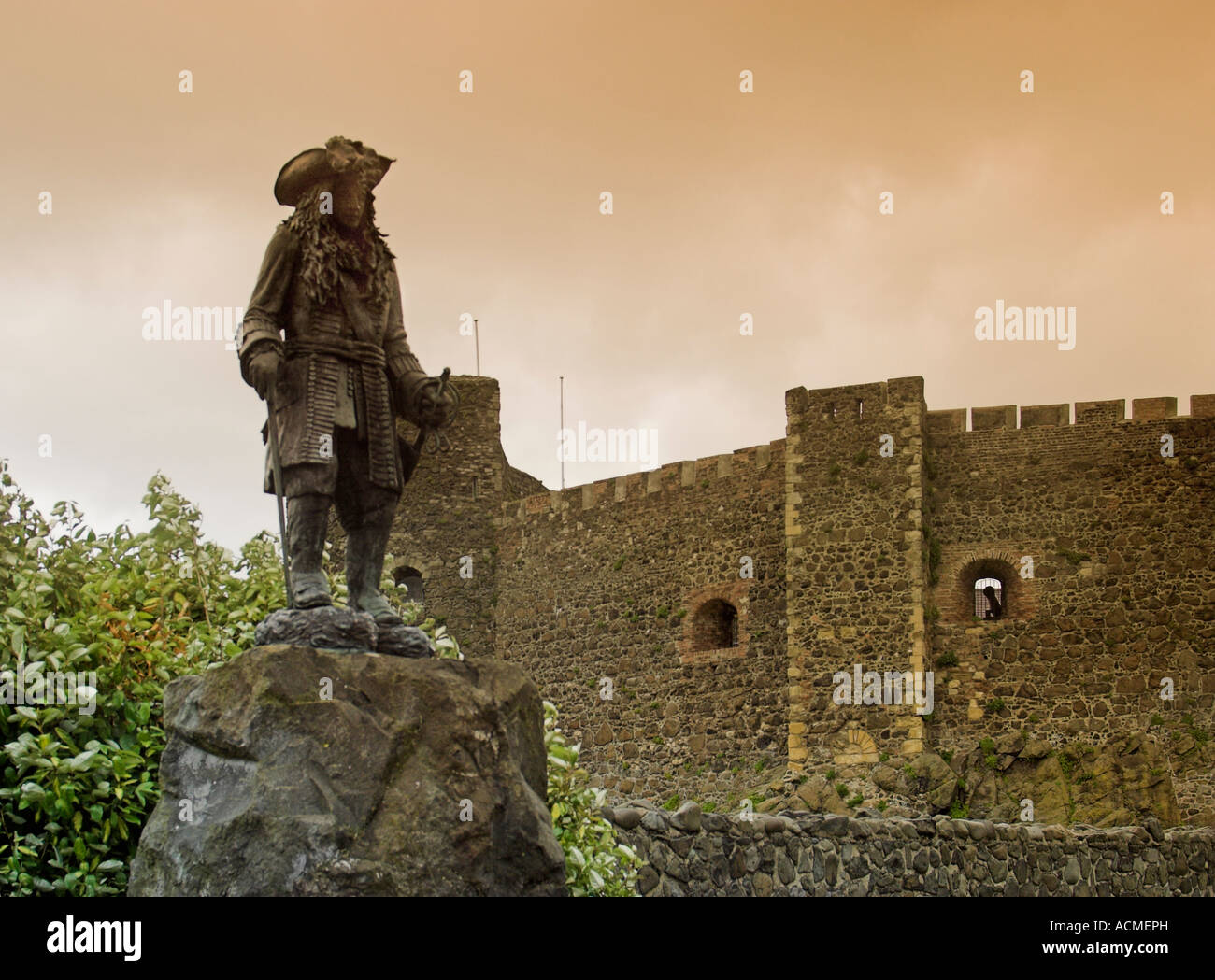 Statue von William III Statue ist außen Carrickfergus Castle Carrickfergus Land Antrim Northern Ireland Stockfoto