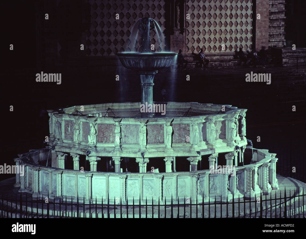 Fontana Maggiore bei Nacht Piazza IV Novembre Perugia Italien Stockfoto