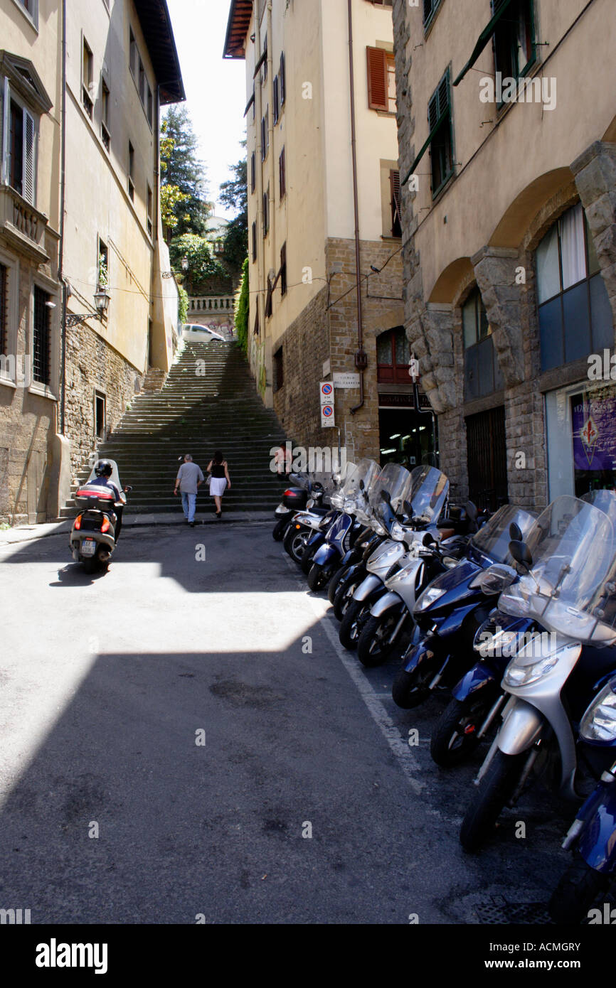 Motorradfahrer und Zeile des geparkten Motorräder Florenz Stockfoto