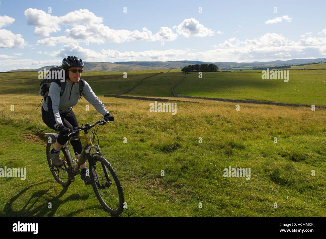 Weibliche Mountainbiker in der Nähe von Crosby Garrett Eden Valley Cumbria England Stockfoto