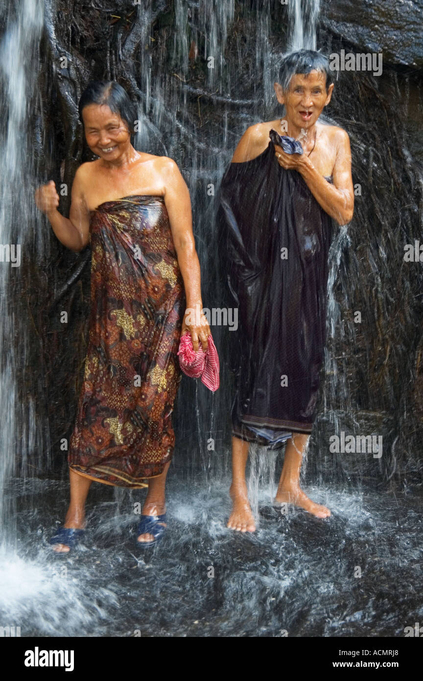 Kambodschanische Frau waschen Stockfoto