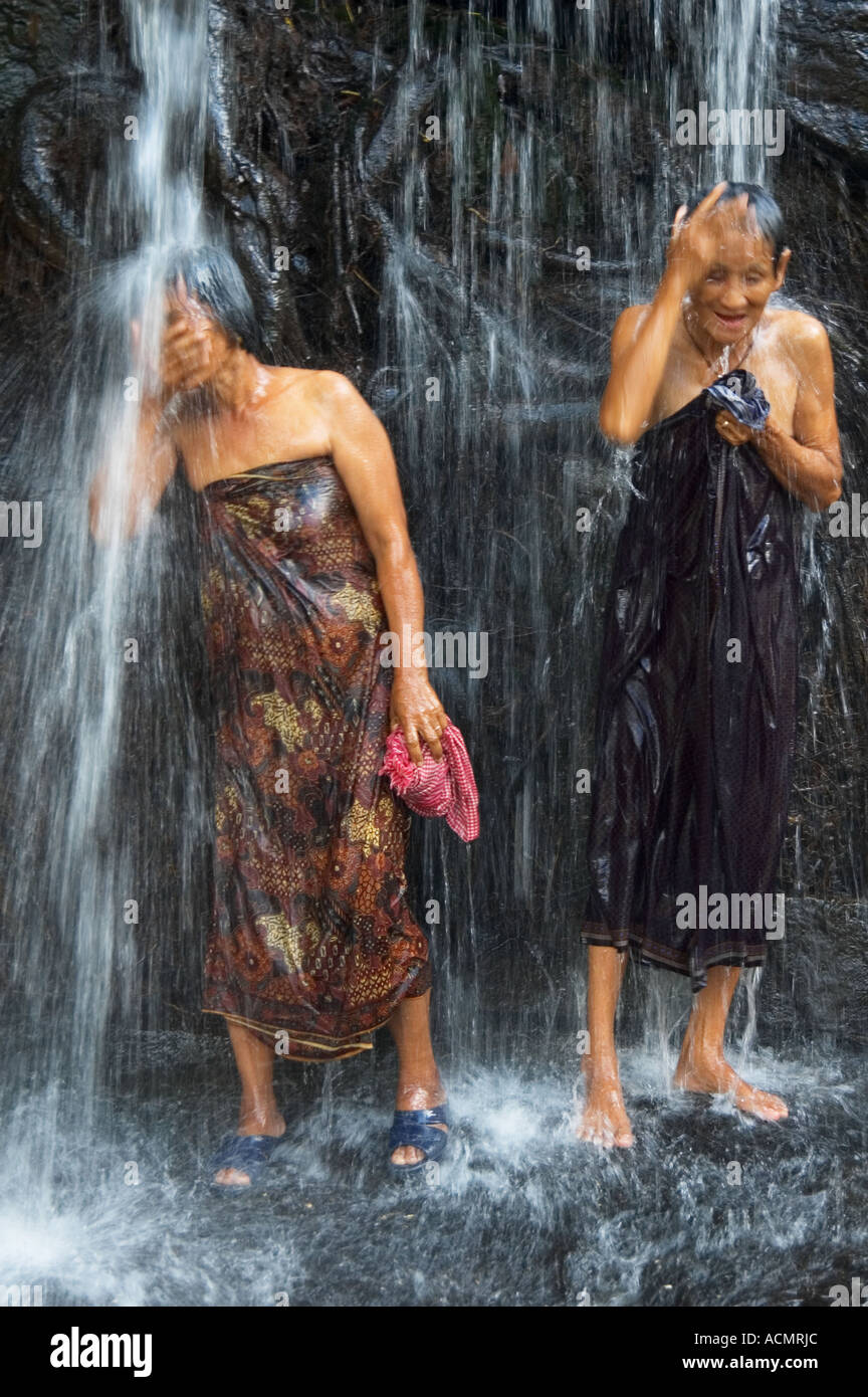 Zwei ältere Kambodschaner waschen Stockfoto