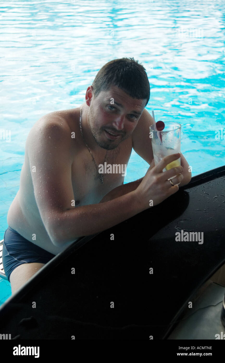 Mann mit dem Glas cocktail in den pool Stockfoto