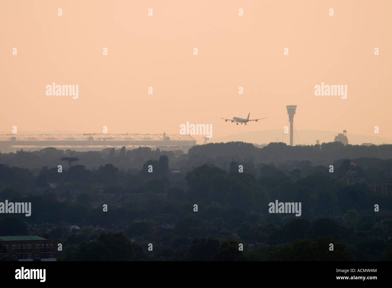 Kommerziellen Flugzeug zu landen am Flughafen London Heathrow Ansicht von Richmond Park Stockfoto