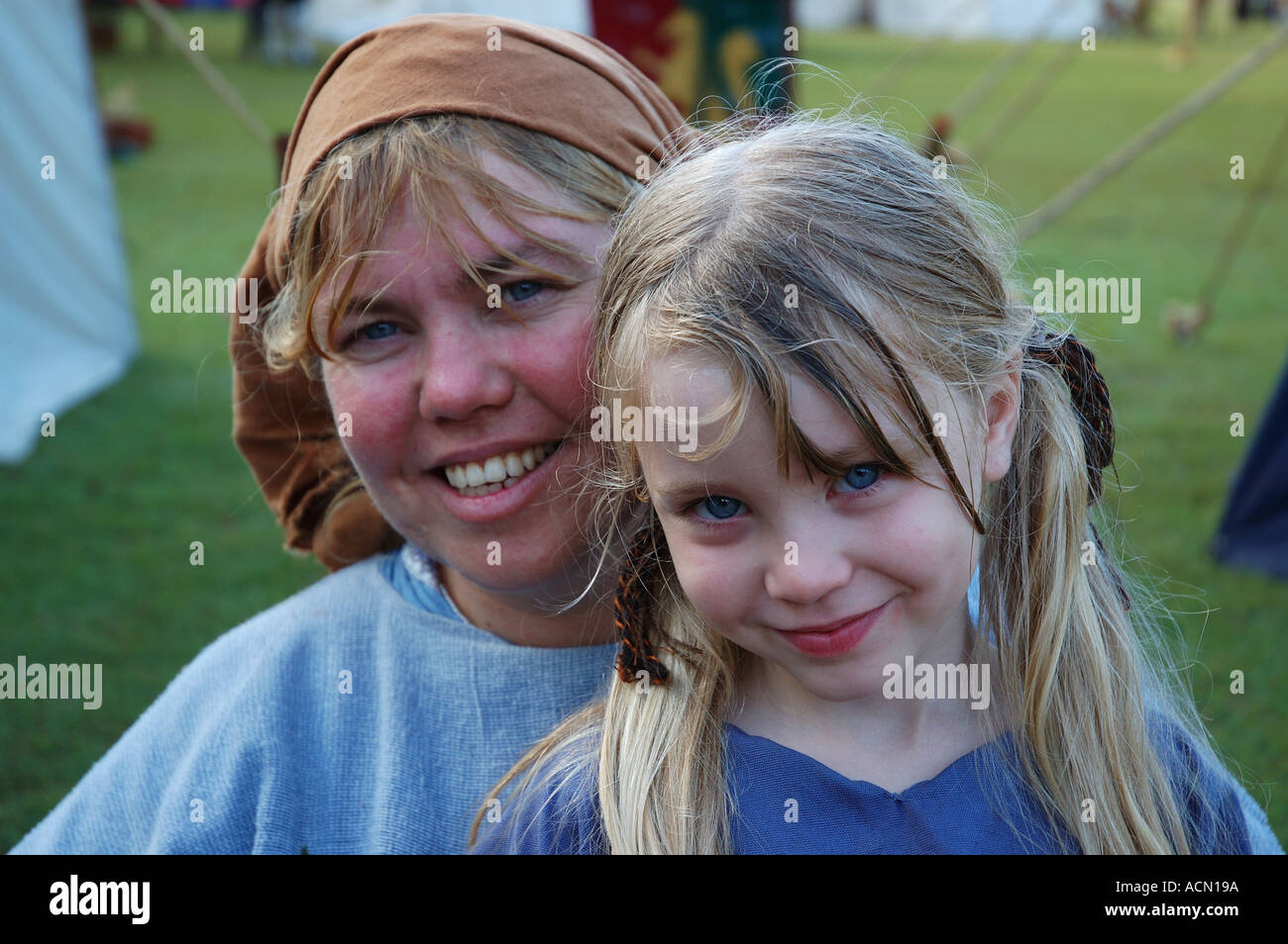 Viking-Mutter und Kind im historischen Lager dsc 1083 Stockfoto