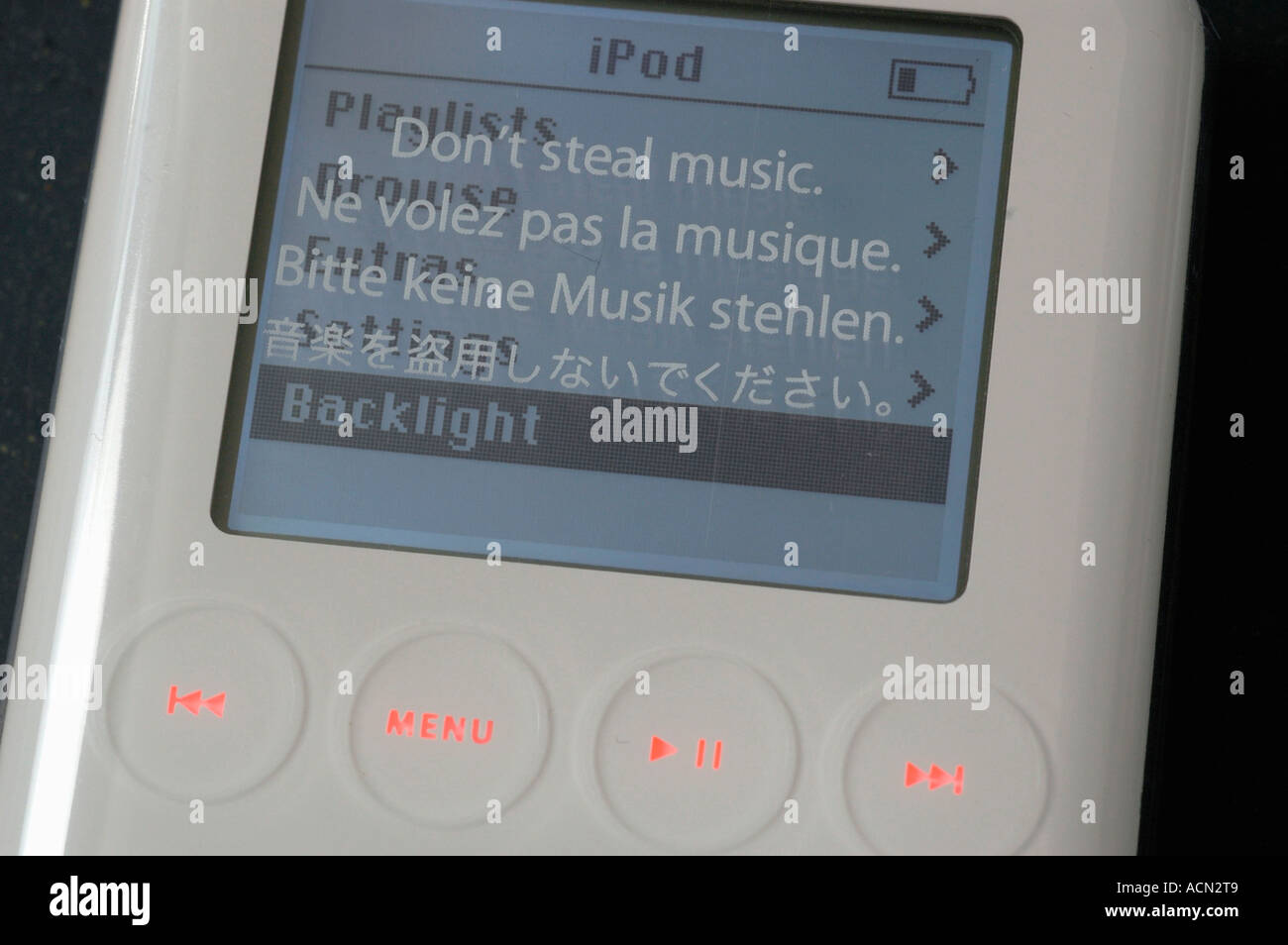 Du sollst stehlen Sie nicht Musik, Beratung auf einer Plastikfolie eingewickelt über einen Ipod. (c) von Uli Nusko, ch-3012 bern Stockfoto