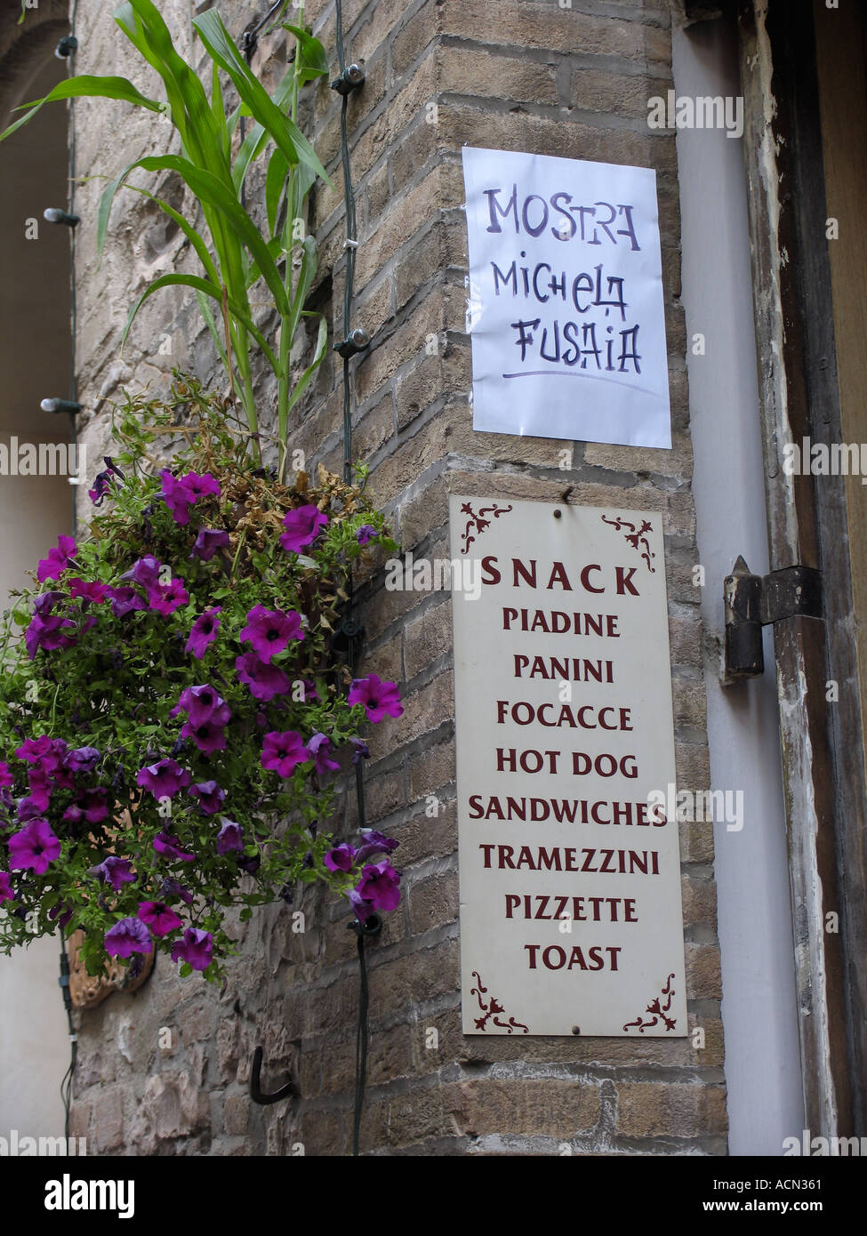 Kurzmenü an Wand außerhalb Gelatteria in Spello Italien Stockfoto
