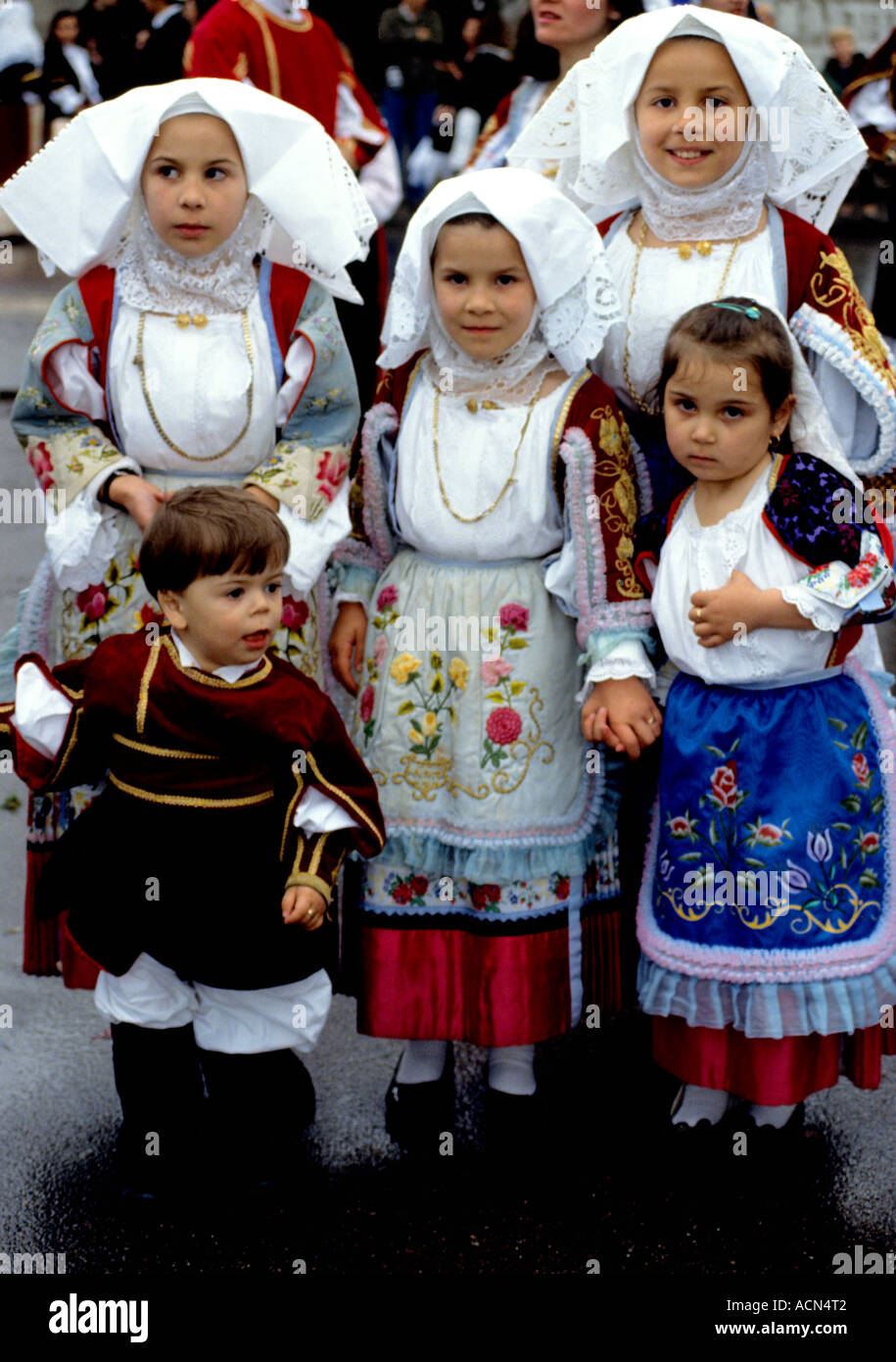 Aufwendige Trachten sind getragen von der lokalen Bevölkerung bei Cavalcata Sarda jährlichen Festival Parade in Sassari, Sardinien, Italien Stockfoto