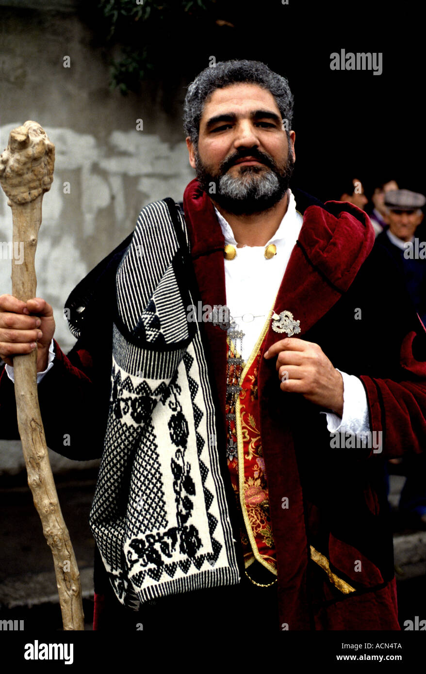 Aufwendige Trachten sind getragen von der lokalen Bevölkerung bei Cavalcata Sarda jährlichen Festival Parade in Sassari, Sardinien, Italien Stockfoto