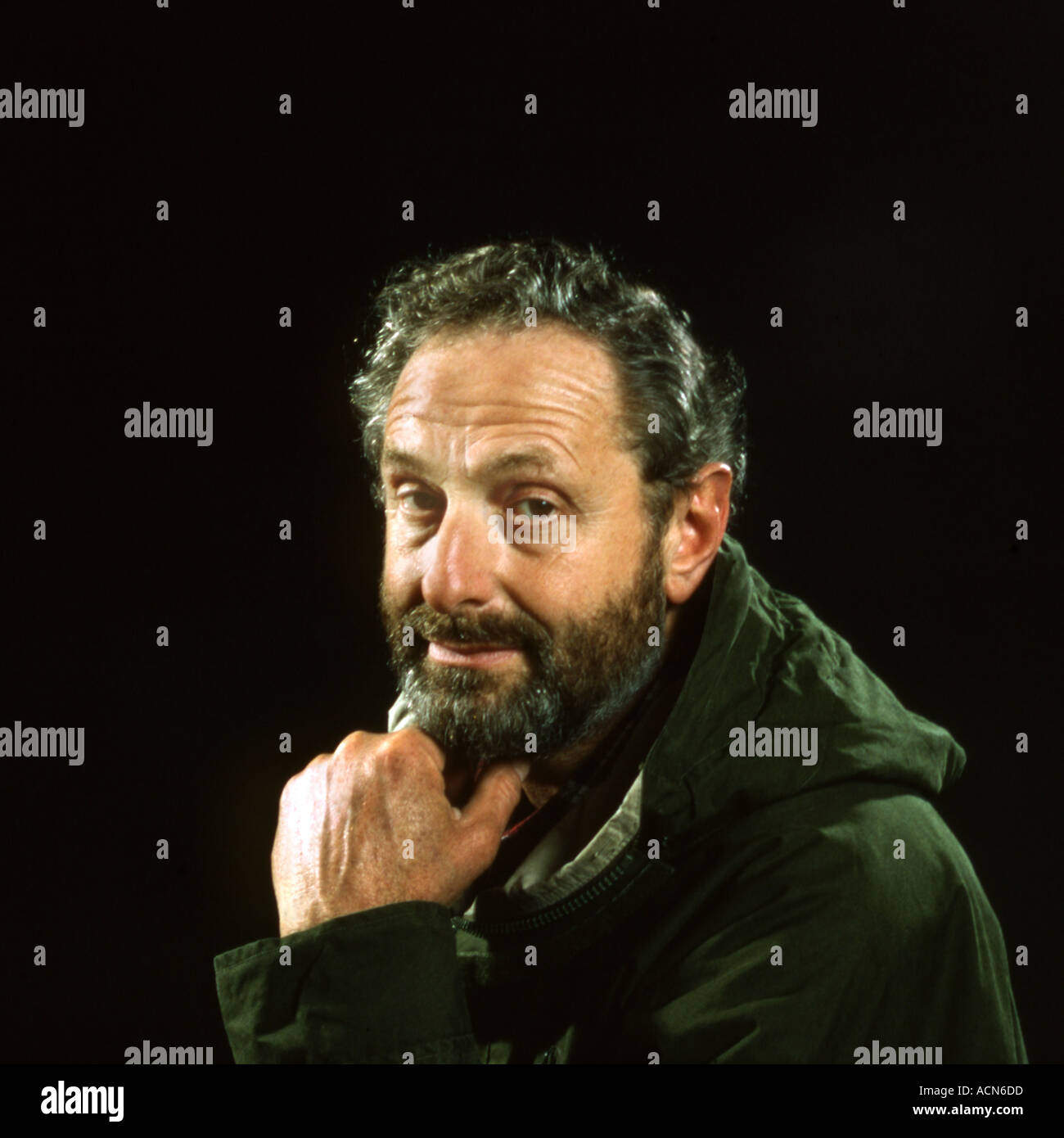 Bärtiger Mann in Anorak Stockfoto