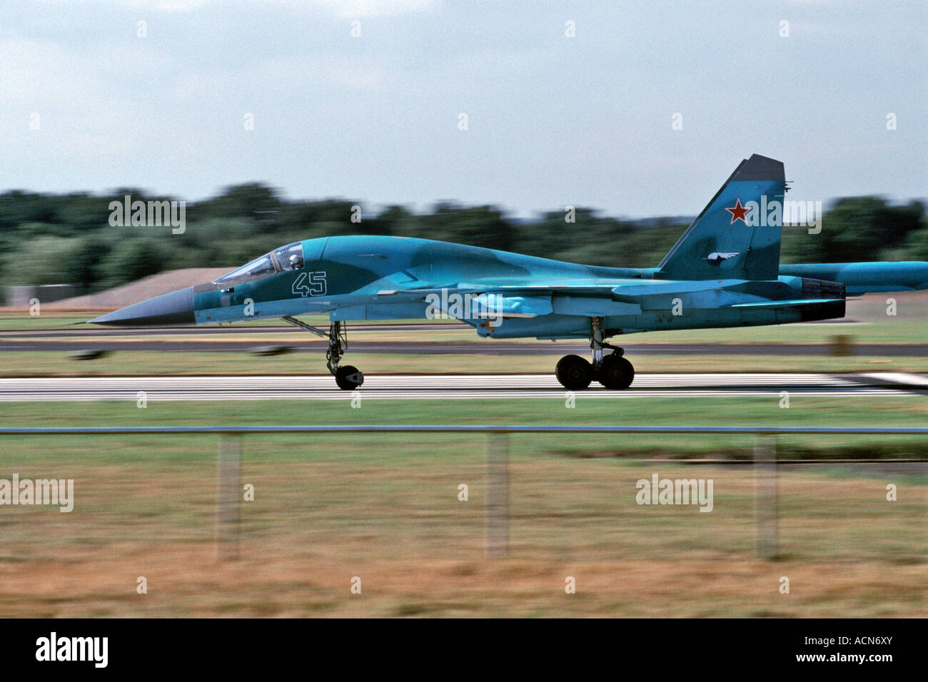 Russische Suchoi SU-27 Flanker Kampfjet abheben auf der Farnborough Airshow in England im Jahr 2000. Stockfoto
