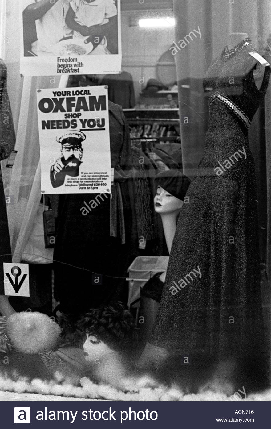 Schaufenster Front 1984 schwarz-weiß Charity shop Stockfoto