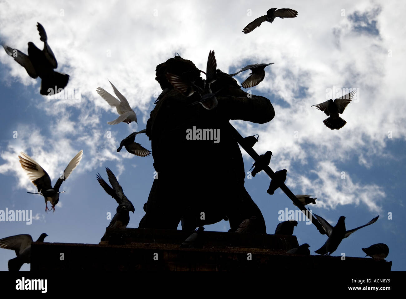 Statue eines militärischer Held und Taube, Sevilla, Spanien Stockfoto