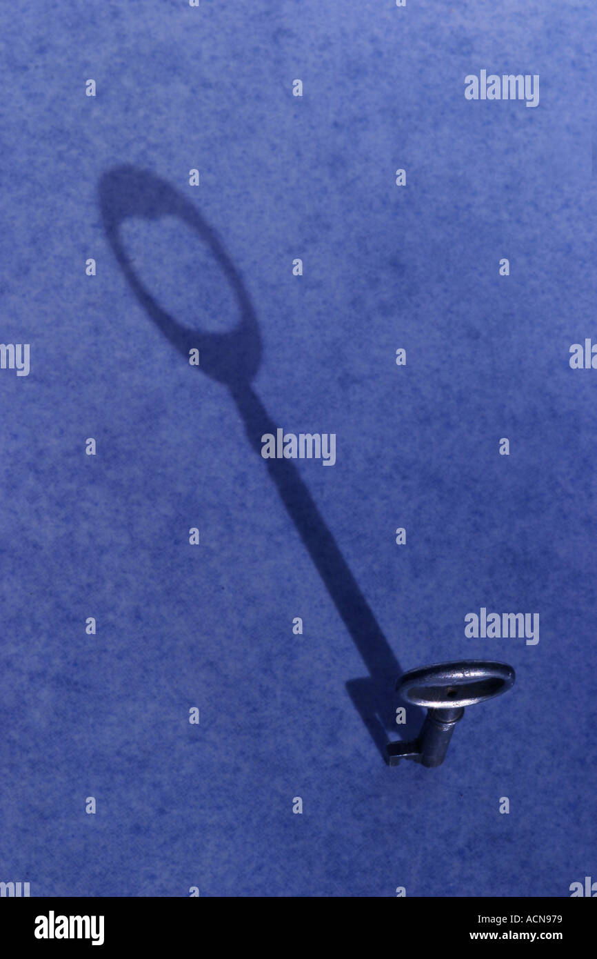 Schlüssel mit Cast Schatten blau Farbe Stockfoto
