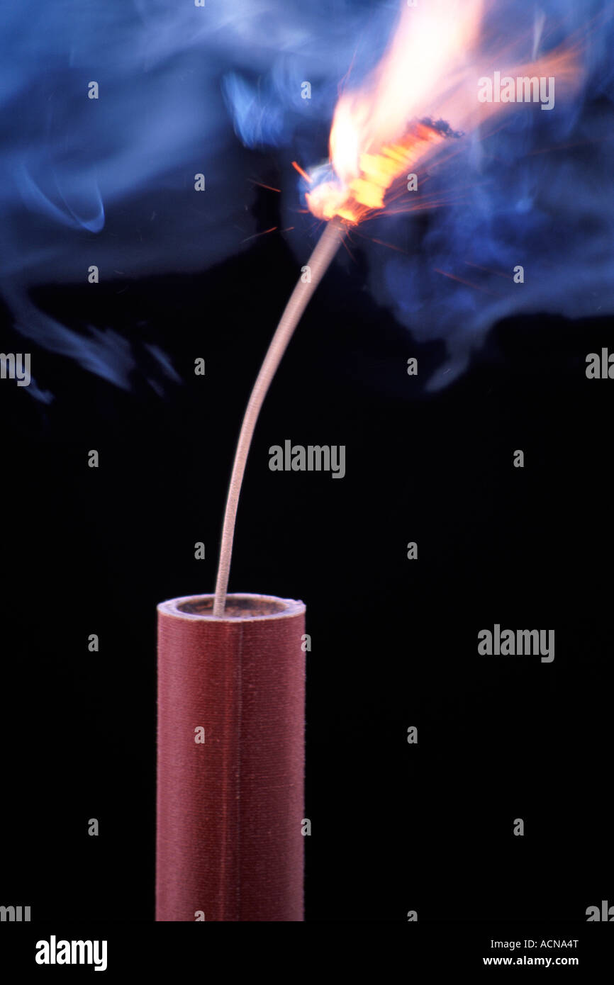 Eine brennende Sicherung auf einem Stick Dynamit. Siehe auch Bilder ACNA1X und ACXTBX. Stockfoto