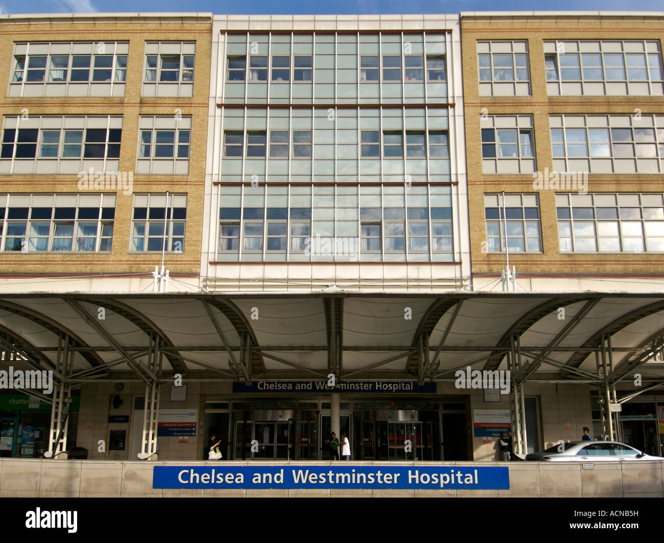 Der Eingang zum Chelsea und Westminster Krankenhaus in Fulham Road in London. Stockfoto