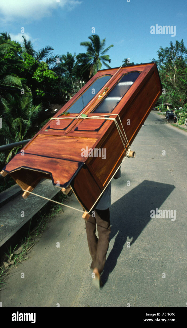 Asien Indonesien Bali Handwerk Möbel Ubud Mann, der Kleiderschrank auf seinem Rücken trägt Stockfoto