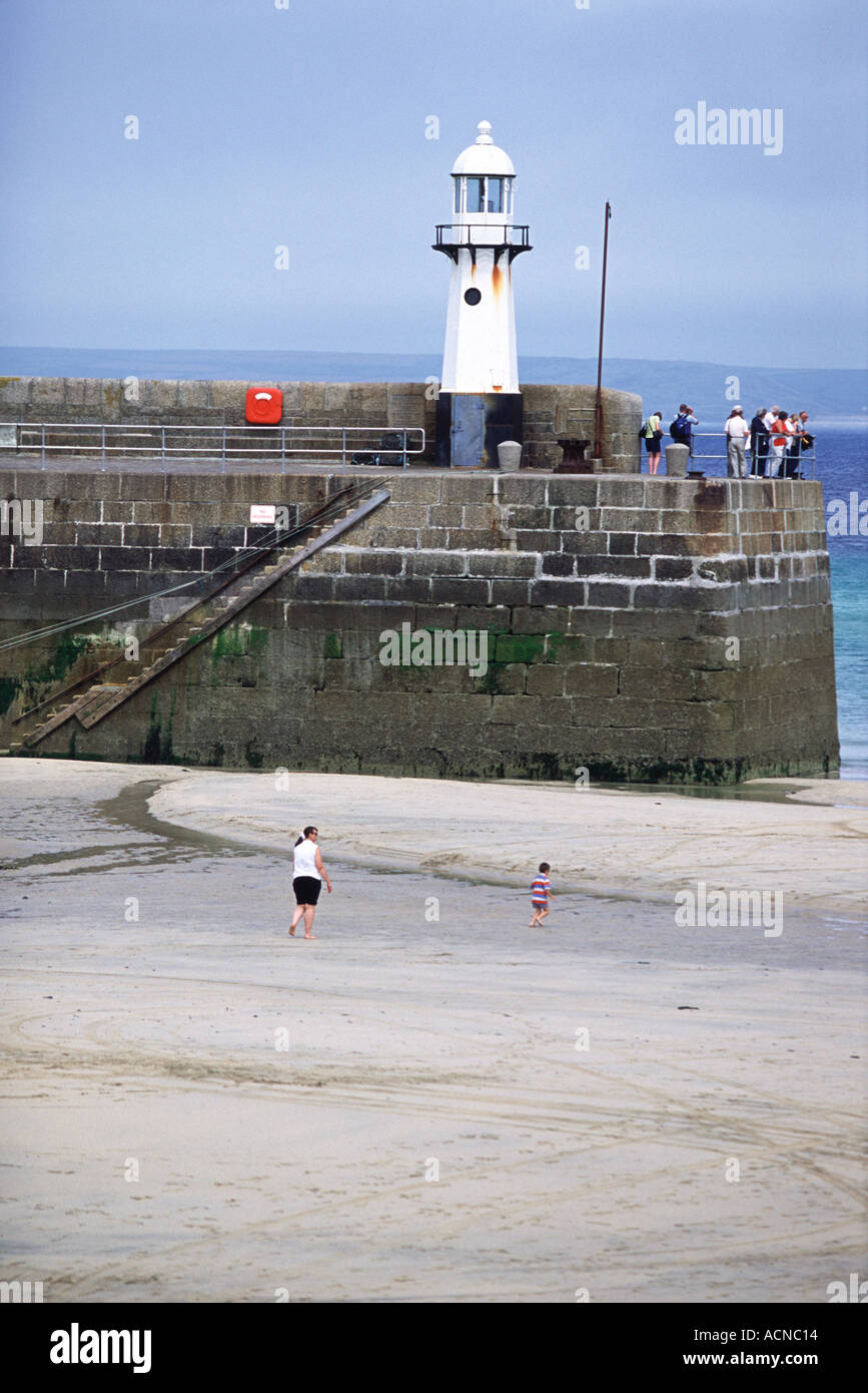 Die schwarzen und weißen Leuchtturm in St Ives Stockfoto