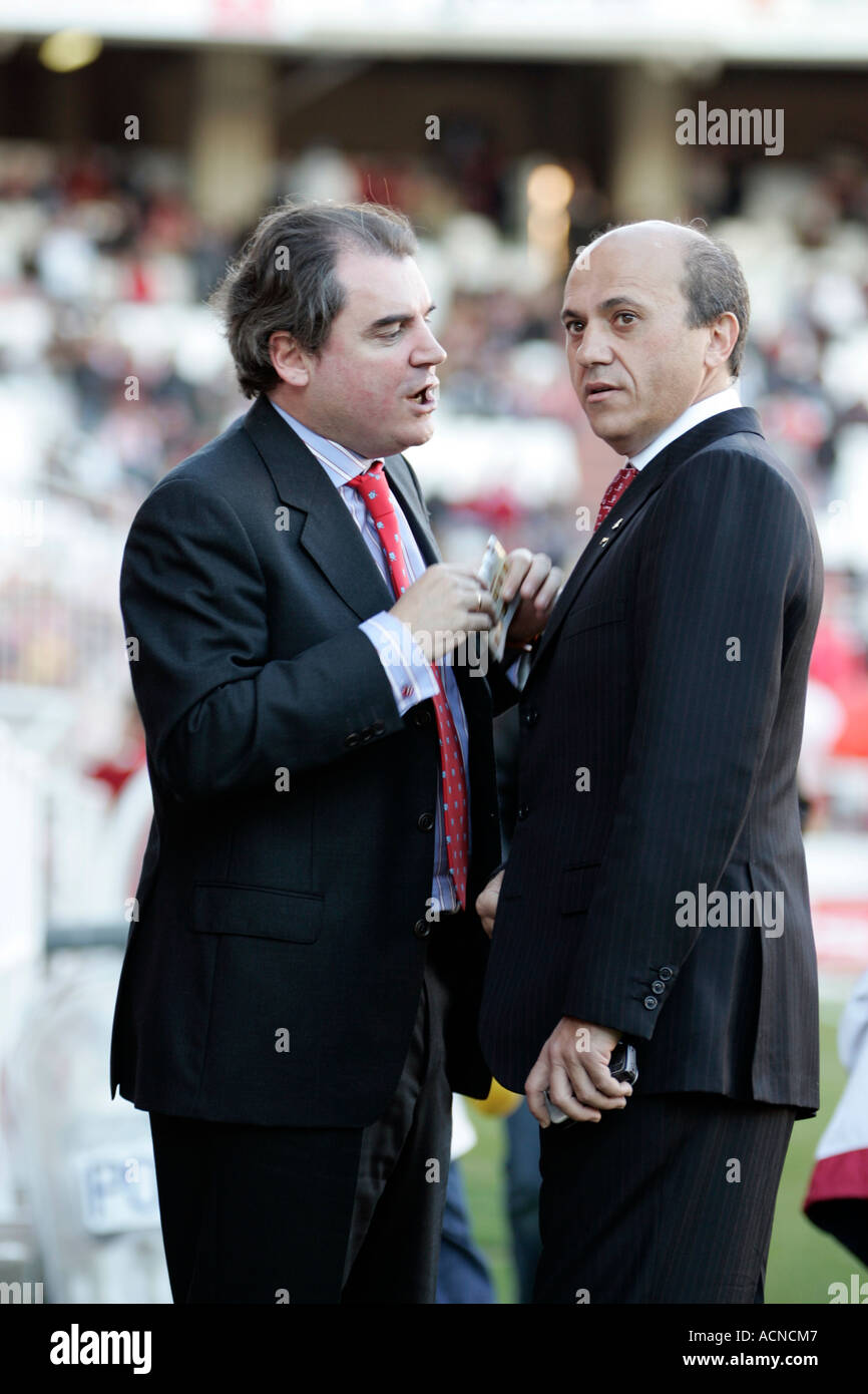 Jose Maria del Nido (rechts), Manager des FC Sevilla, im Gespräch mit anderen Bediensteten auf Platz vor einem Spiel Stockfoto