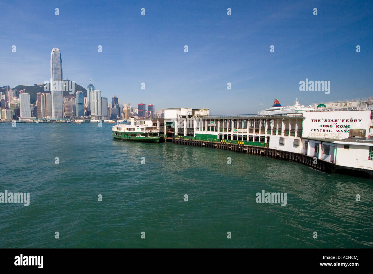 Star Ferry Pier und Hong Kong Skyline Stockfoto